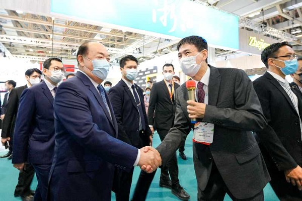 贺特首巡馆(贸促会馆)5.jpg BET体育365投注官网